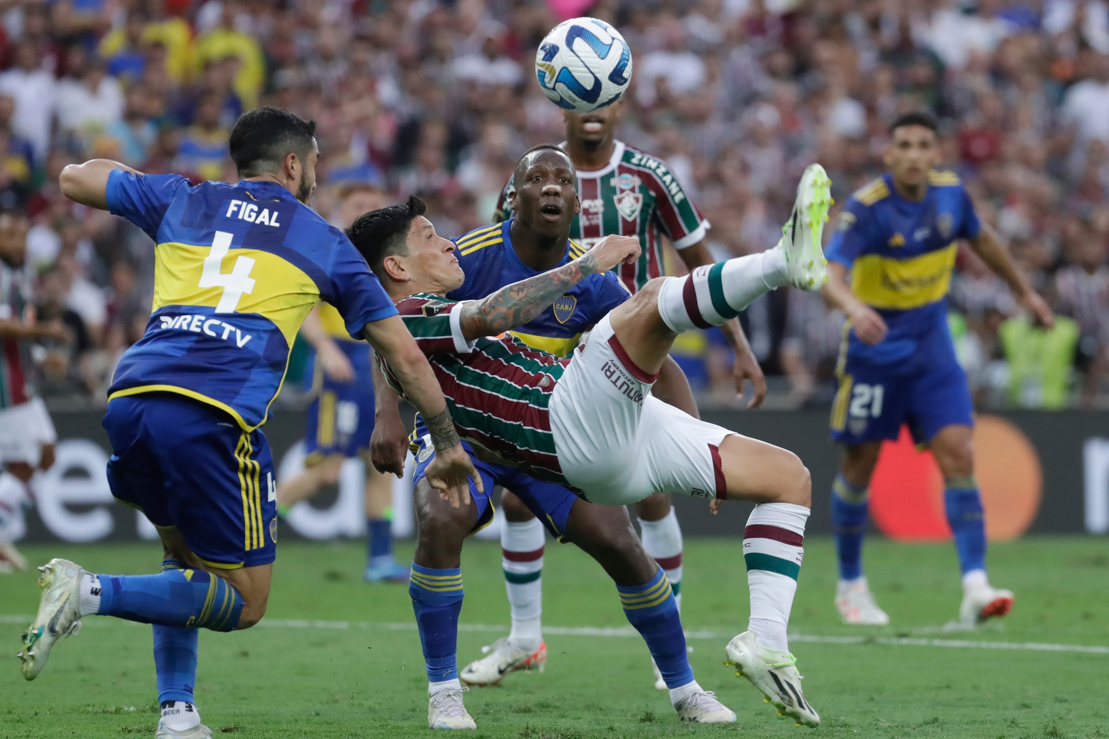 Germán Canó, del Fluminense brasileño, conecta un disparo de Jorge Figal, del argentino Boca Juniors (4), en la final de la Copa Libertadores en el estadio Maracaná de Río de Janeiro, Brasil, el sábado 4 de noviembre de 2023. (AP Foto/Bruna Prado)