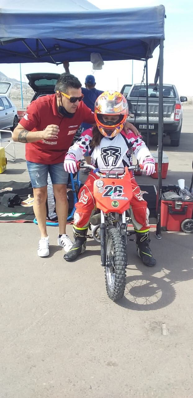 Ariana Correa la niña del Superbike junto a Christian, su papá.