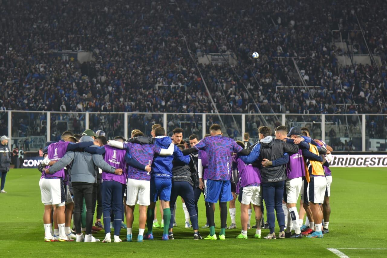 El plantel de Talleres antes del partido con Vélez por la Libertadores. (Facundo Luque)