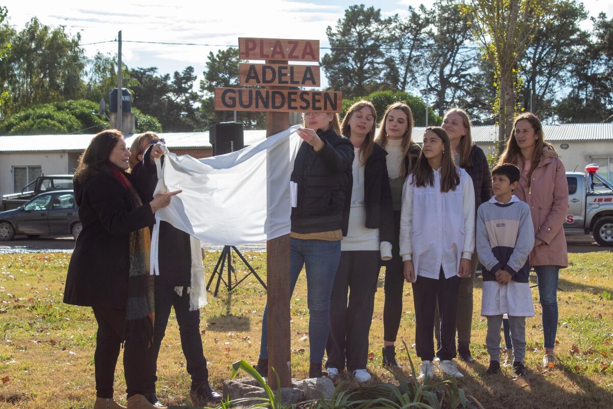 Inauguración del Playón Deportivo en Orense y nombramiento de la Plazoleta “Adela Gundensen”
