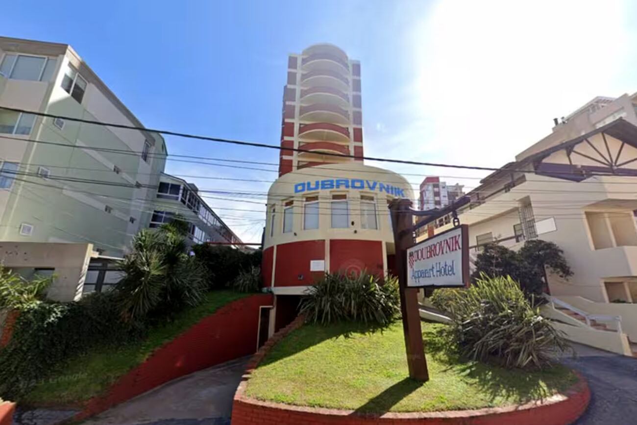 Se derrumbó un edificio de 10 pisos en Villa Gesell: buscan entre 7 y 9 personas debajo de los escombros Así lo confirmó la municipalidad en un comunicado. Ocurrió en el Apart Hotel Dubrovnik, ubicado en la avenida 1 y Buenos Aires. (Captura de video)