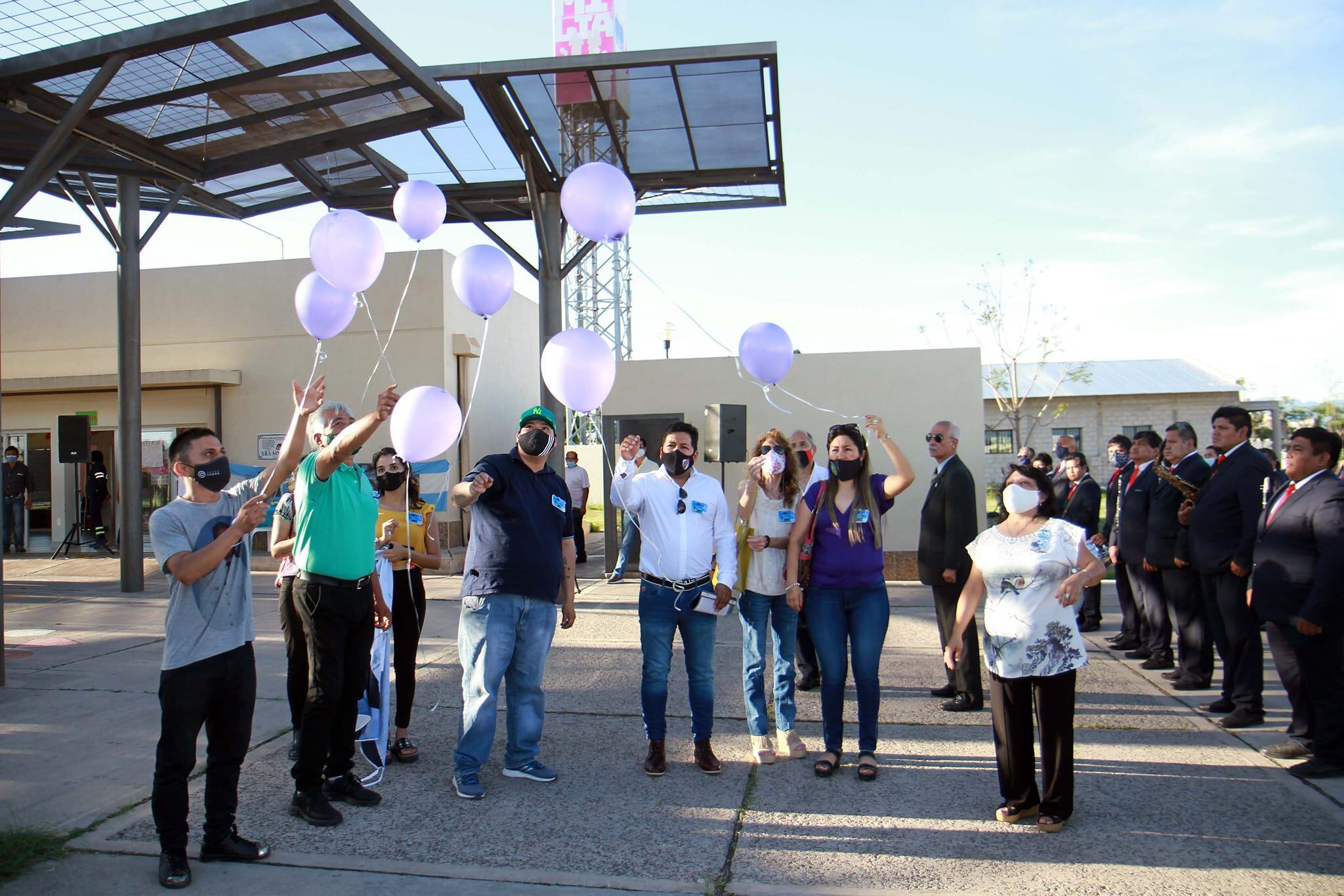 Una suelta de globos precedió al minuto de silencio tributado en memoria de los nueve jujeños tripulantes del submarino ARA San Juan.