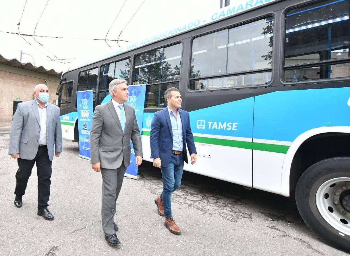 Nuevos ómnibus para Tamse. El intendente Llaryora anunció la compra de 50 unidades cero kilómetro para la empresa municipal. En la foto, con el secretario de Movilidad, Marcelo Mansilla y el presidente de Tamse, Marcelo Rodio (Municipalidad de Córdoba)