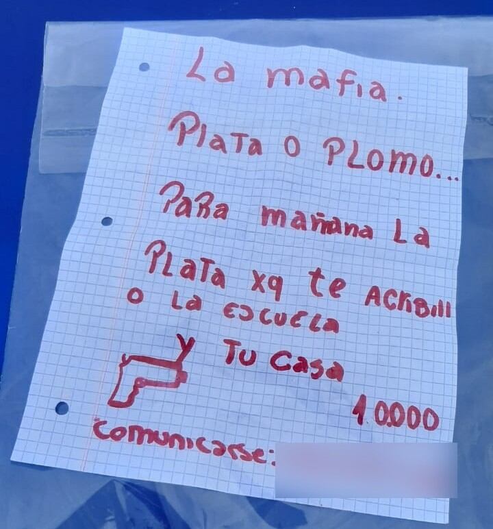 La nota que apareció pegada en la escuela