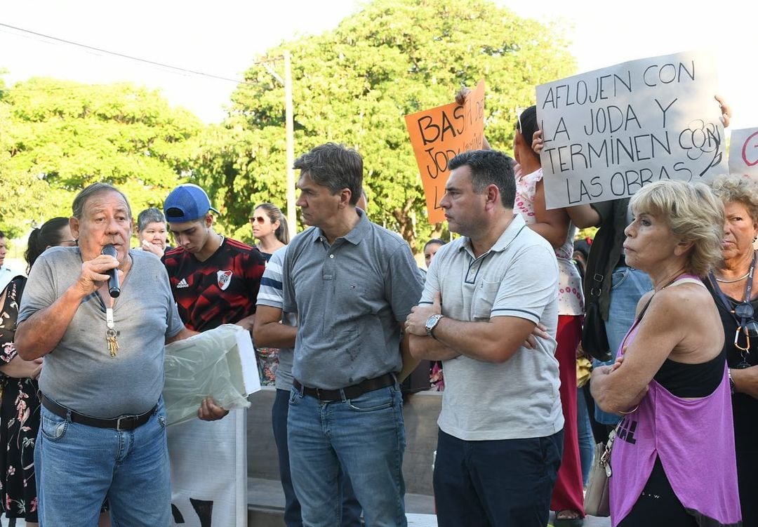 Leandro Zdero, candidato a gobernador del Chaco, recorriendo las calles de Resistencia.