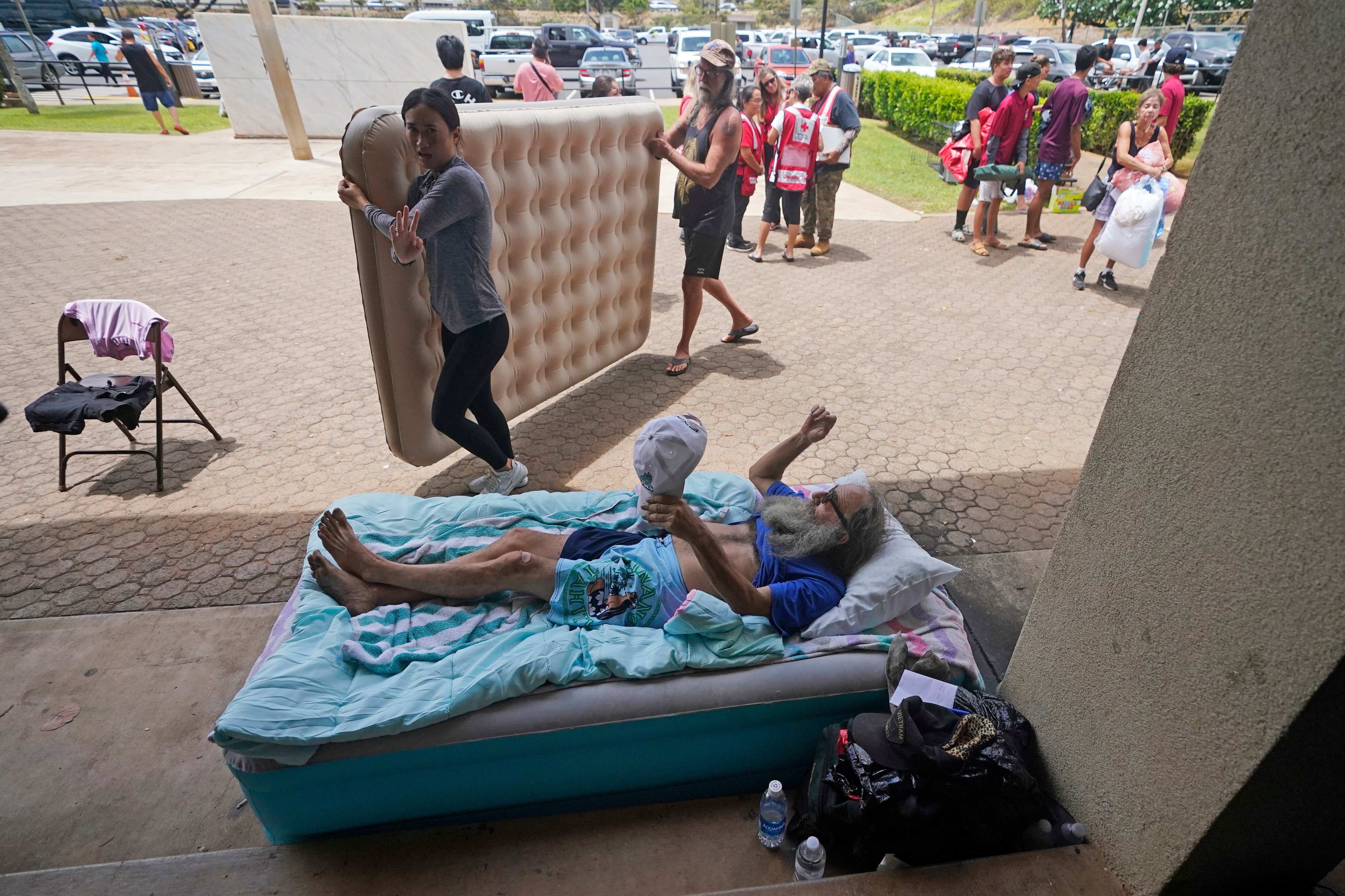 En esta imagen de archivo, Thomas Leonard, tendido en un colchón hinchable en un centro para evacuados habilitado en el War Memorial Gymnasium, luego de que su casa en Lahaina fue pasto de las llamas, el 10 de agosto de 2023, en Wailuku, Hawai. 