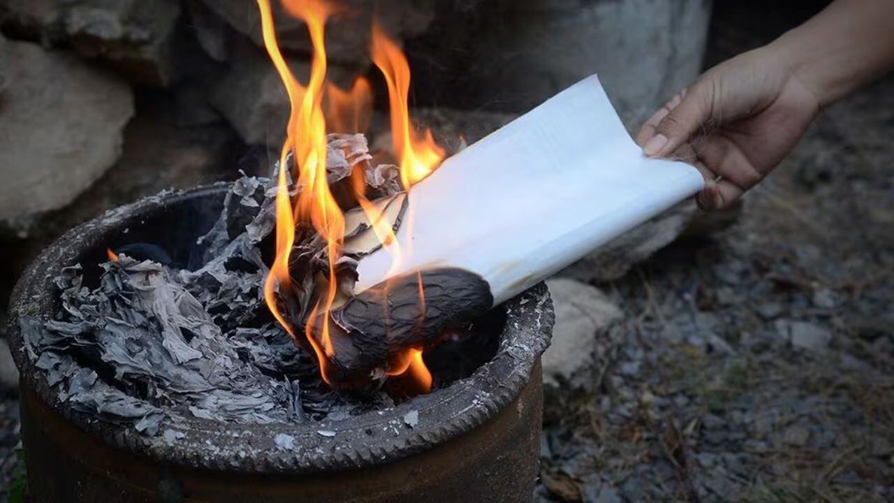 Ritual de cenizas a la tierra.