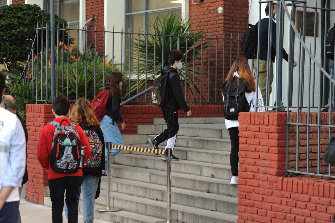 Estudiantes ingresan a la escuela ORT del barrio porteño de Núñez, luego de que la Ciudad ratificara las clases presenciales. (Federico López Claro)