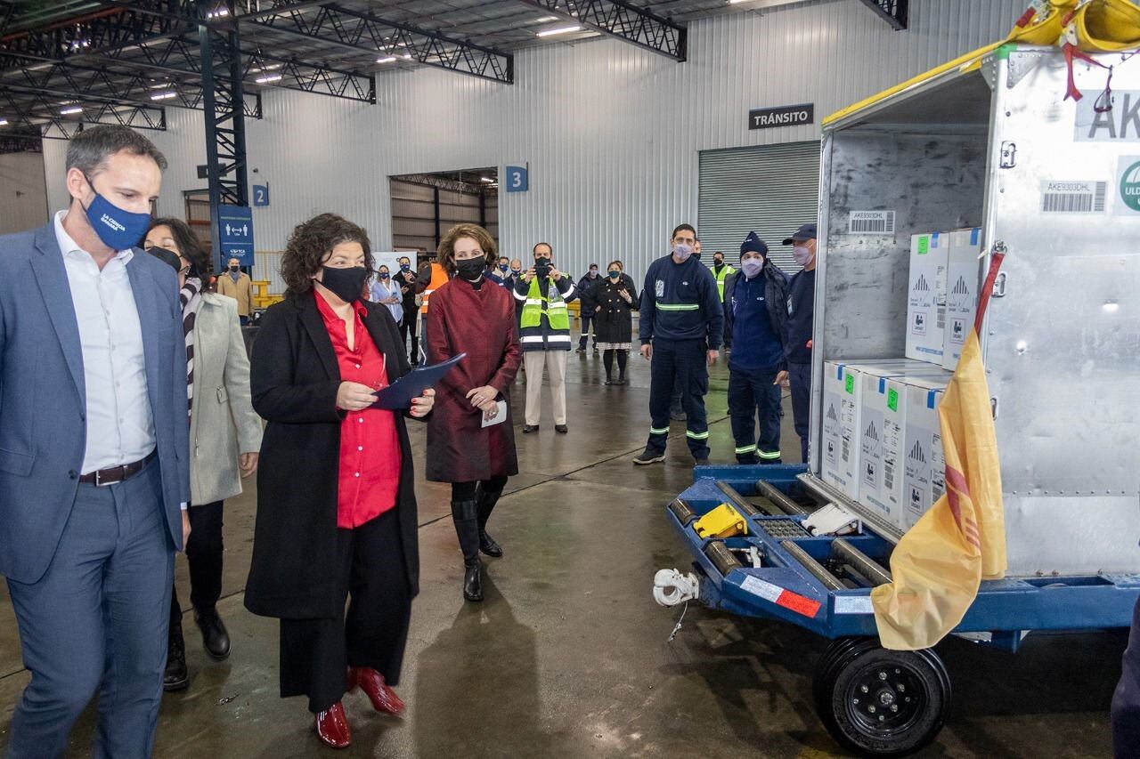 Llegaron las primeras 100 mil dosis de la vacuna de Pfizer contra el coronavirus. (Foto: Presidencia)