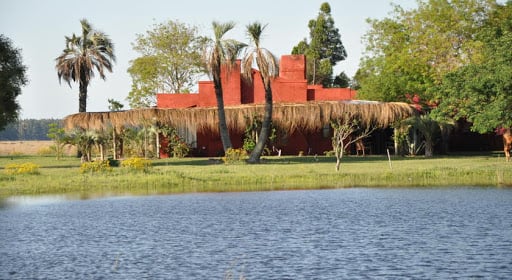 Hoteles, cabañas y casas de campo ofrecen salidas al río.