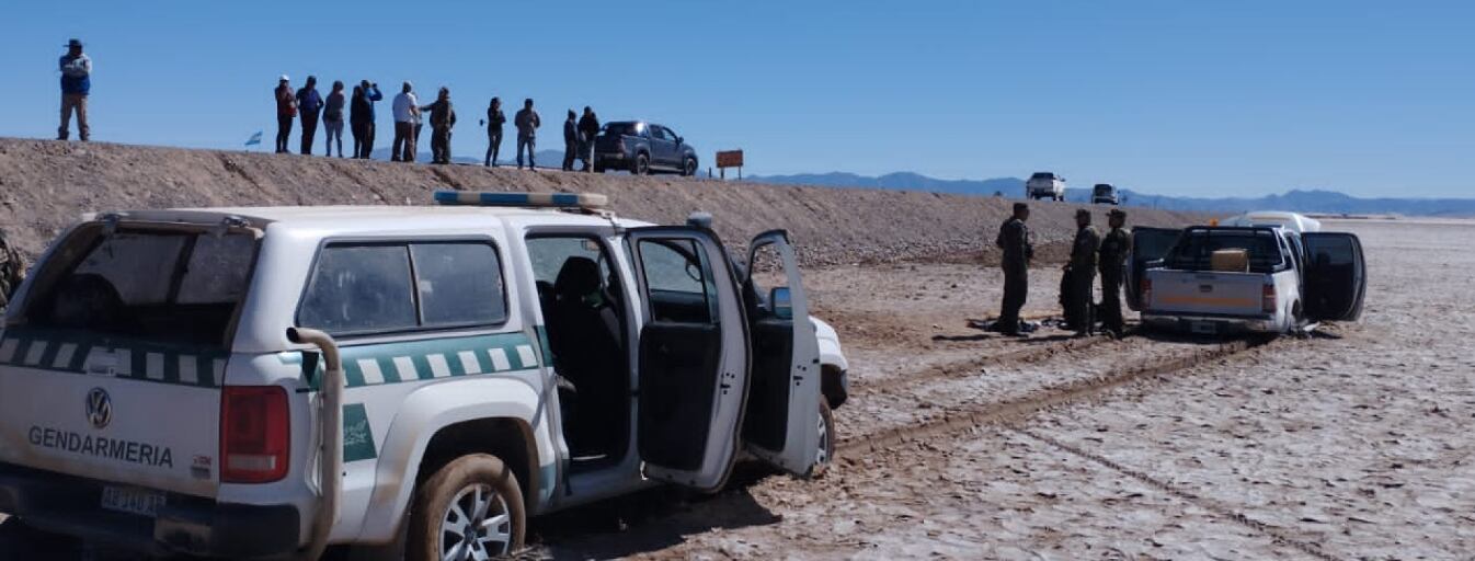 La rauda carrera yendo en paralelo con la ruta fue infructuosa: la tierra blanda se tragó a la camioneta de los "narcos".