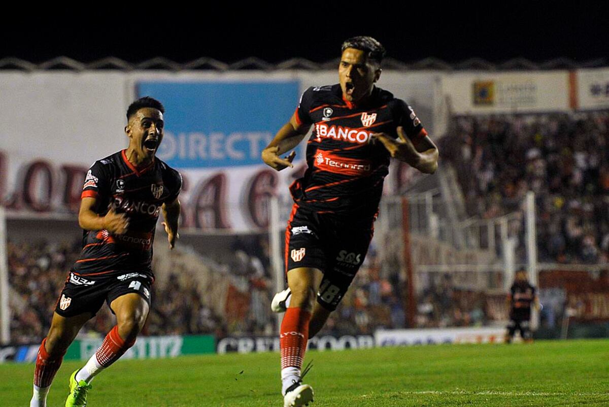 Instituto le ganó a Ferro un partido increíble y se prende arriba