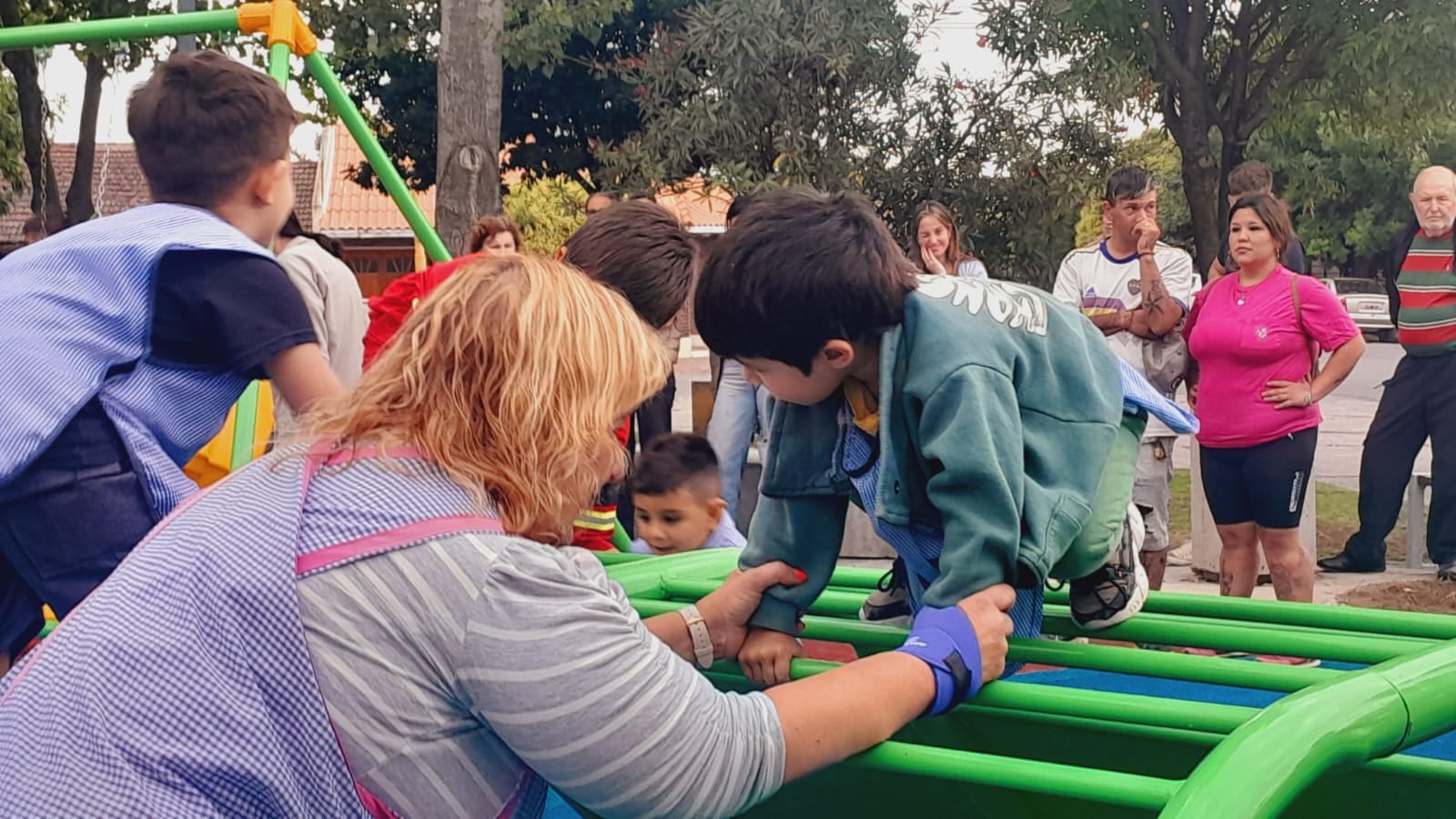 Se inauguró el nuevo sector de juegos en la Plaza Francia