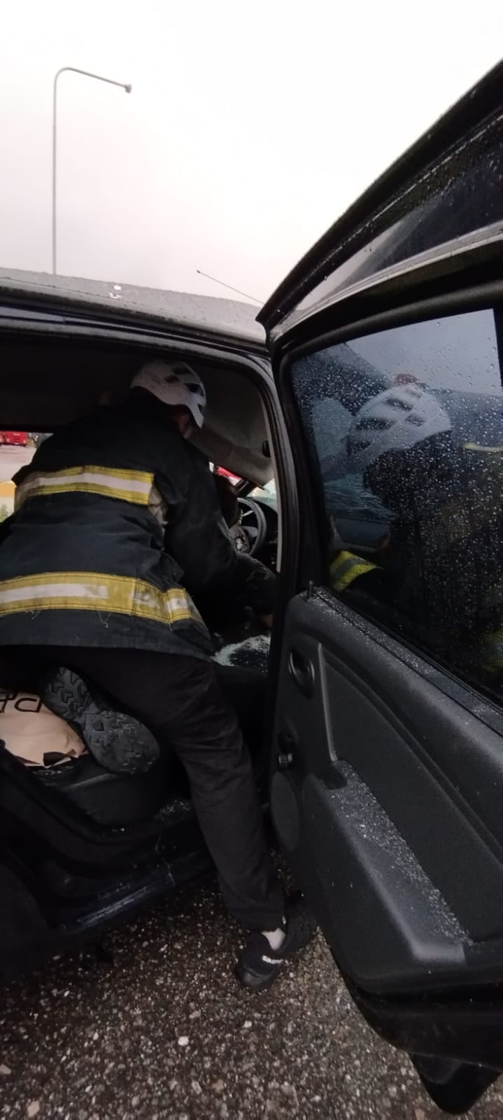 Dos autos impactaron contra un camión.