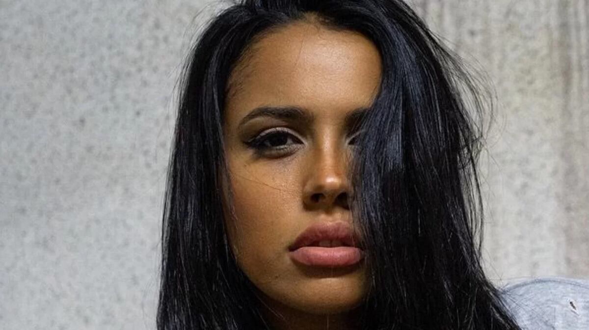 Desde Río, la novia de Momo, Araceli Torrado, lució una mini remera underboob y provocó una fuerte reacción del streamer