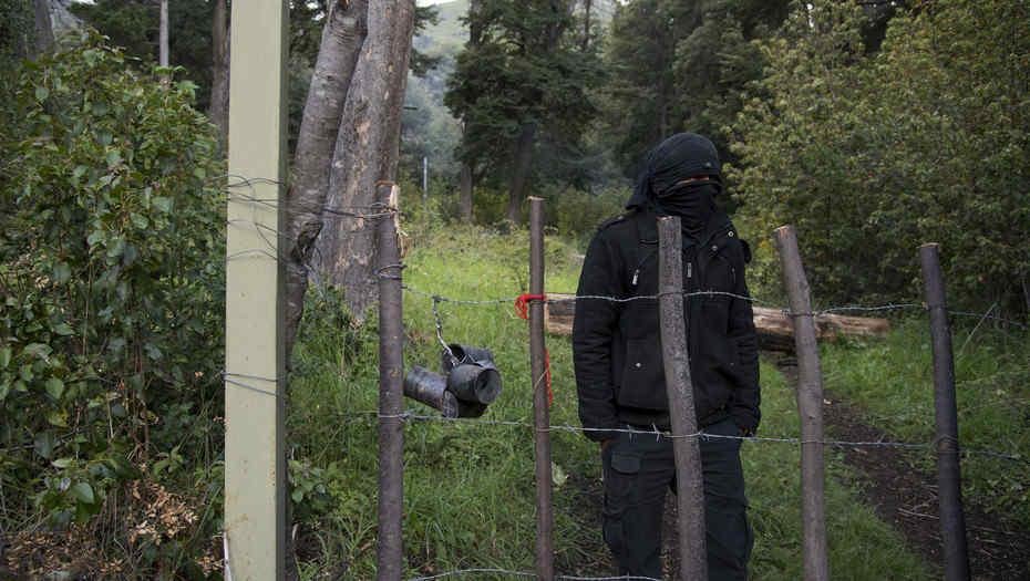 Un integrante de la comunidad Lafken Winkul Mapu (Villa Mascardi) antes del desalojo. (Gentileza Clarín)