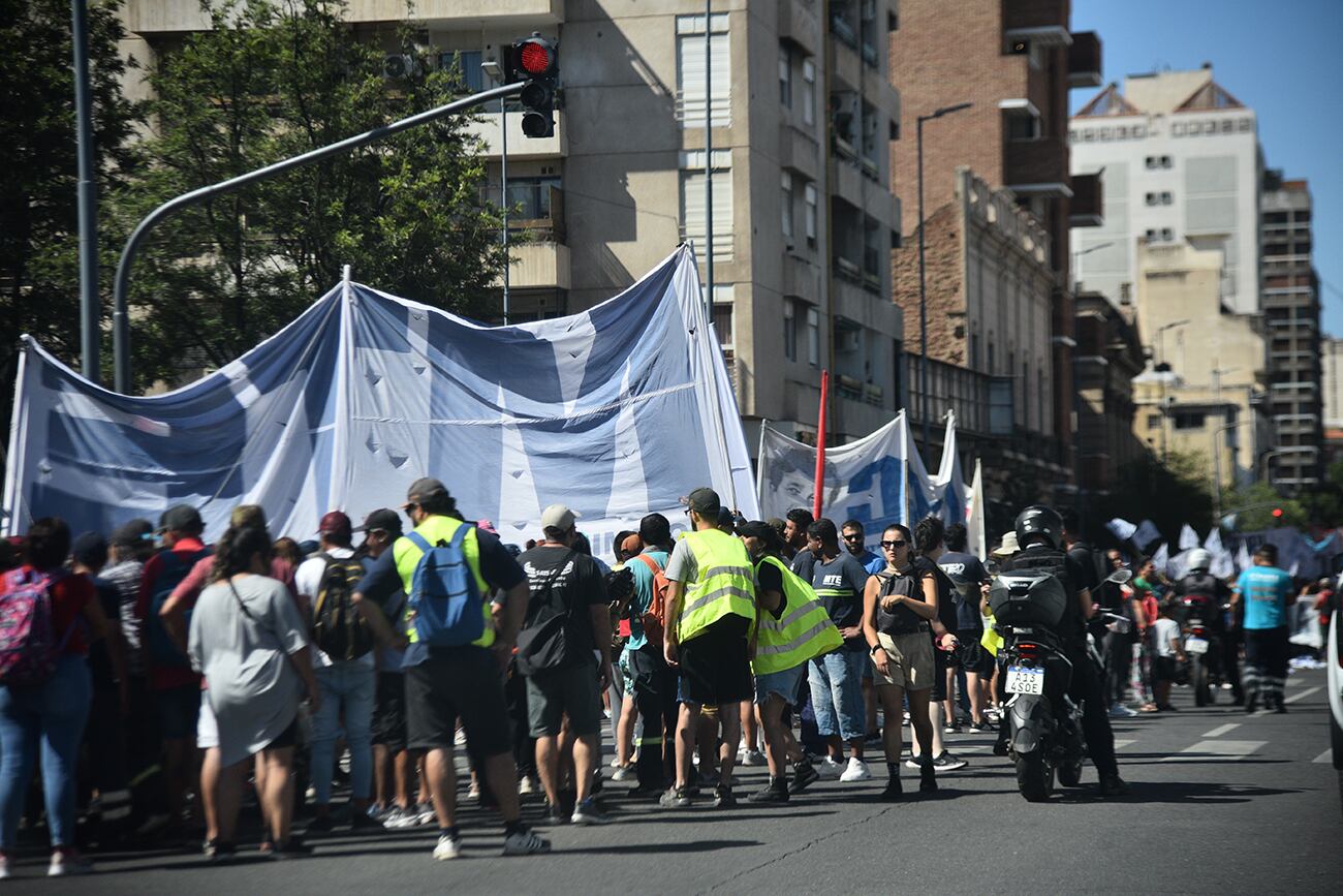 Movimientos sociales se aglutinaron para protestar contra la gestión de Milei.