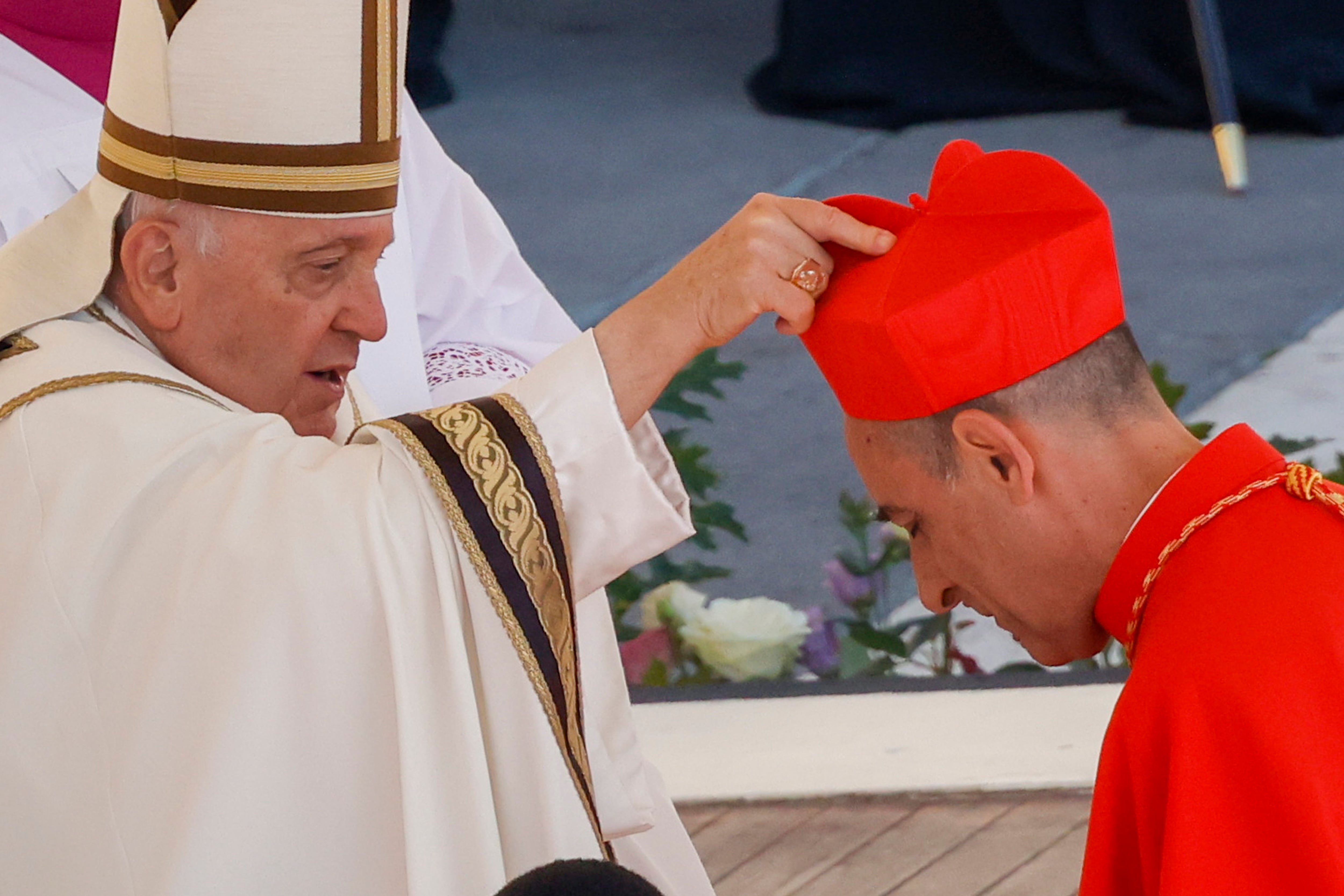 Francisco designa cardenal al arzobispo argentino Víctor Manuel Fernández, actual prefecto del Dicasterio para la Doctrina de la Fe, en una ceremonia en la Plaza de San Pedro en el Vaticano, el 30 de septiembre de 2023. (Foto AP/Ricardo De Luca)