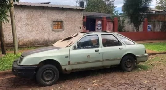 El vehículo en el que dormían Alicia y Fabio, hija y yerno de Adolfina tras la pelea familiar.