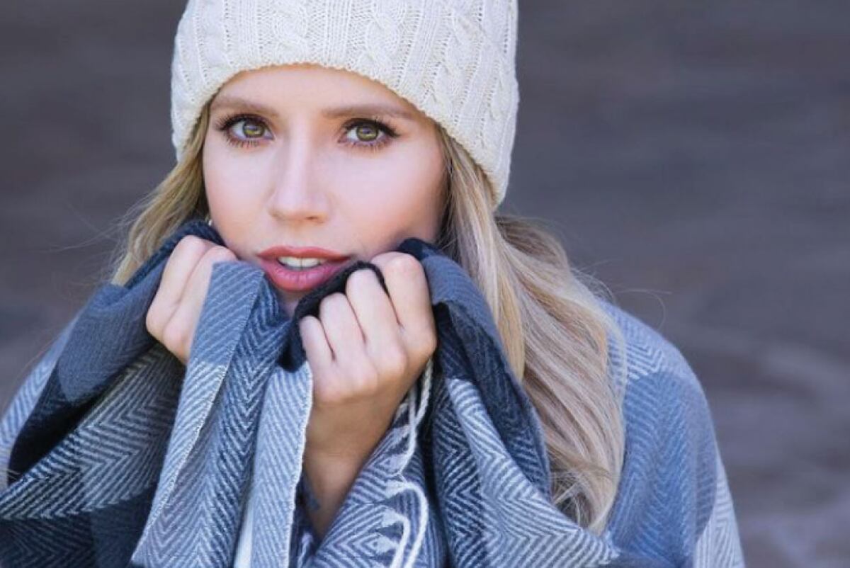 Laurita Fernández desafió al frio posando con un Jean y una musculosa