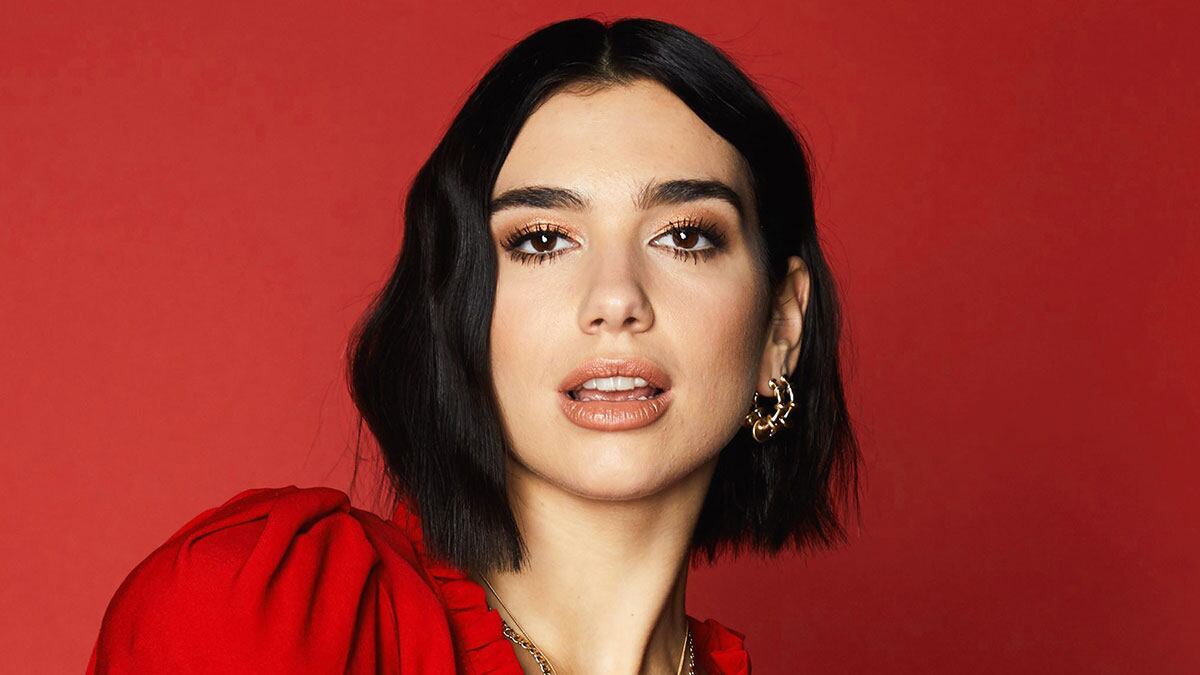 Dua Lipa generó furor en las redes con un Total black lleno de transparencias