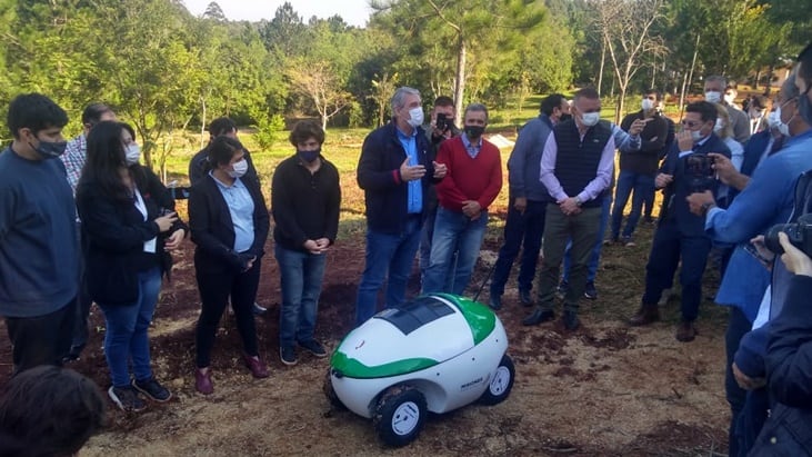 Oberá: presentaron el robot Huampa 1 de la fábrica Hamelbot para ayudar en el cuidado de los cultivos en las chacras.