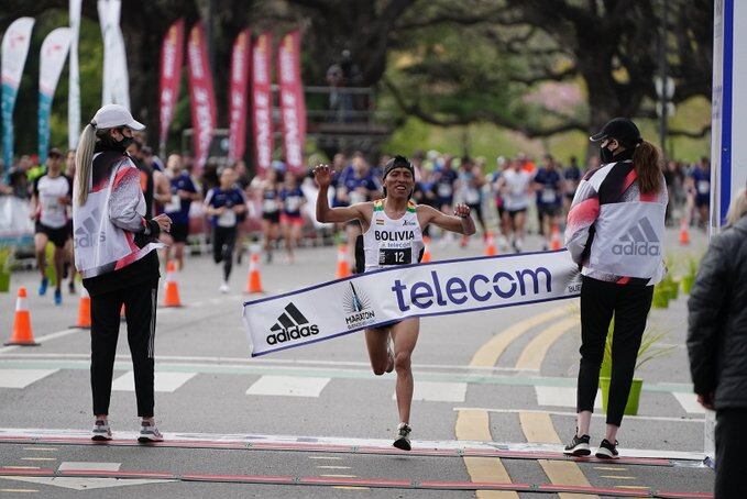 La llegada de Héctor Garibay a la meta de los 42 kilómetros.