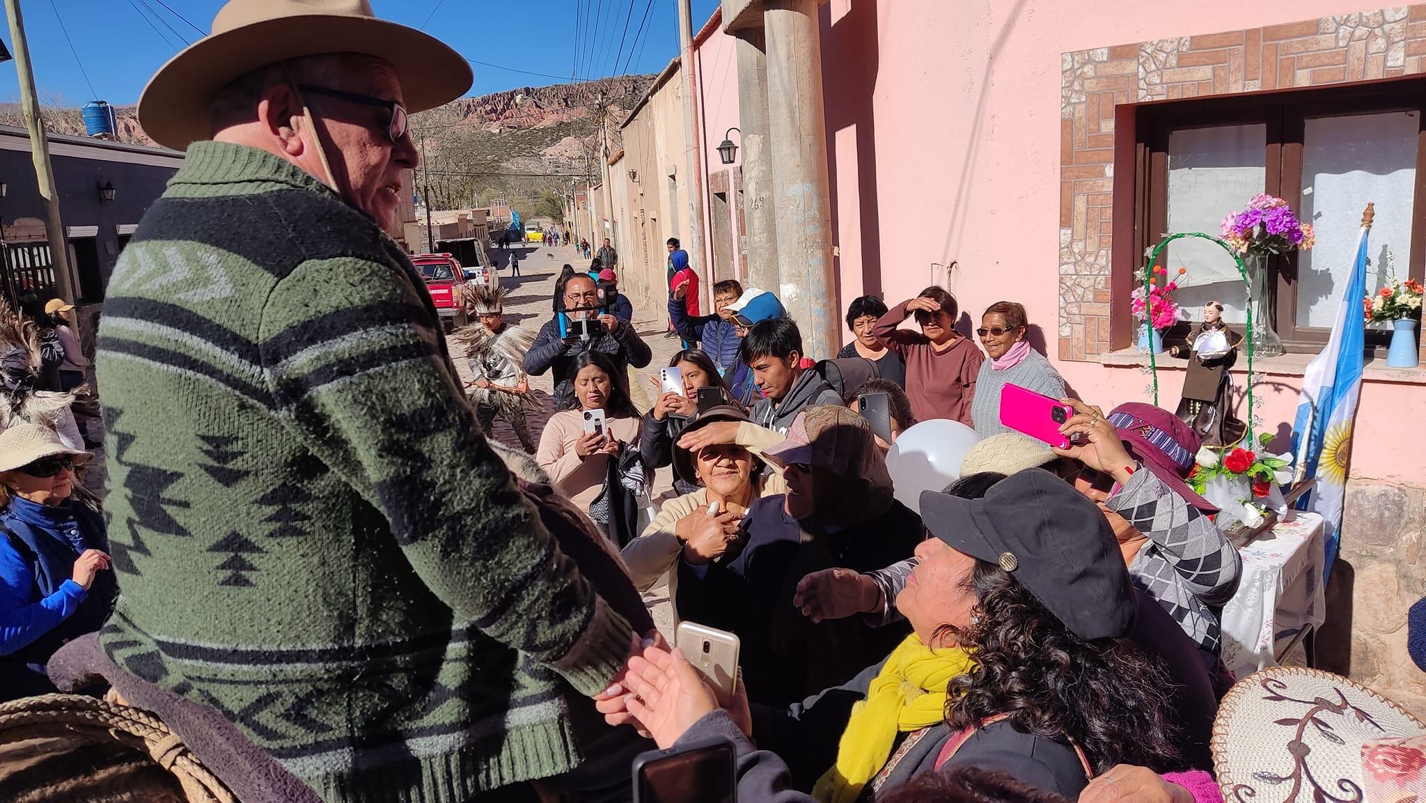 La feligresía a la que sirvió como obispo durante 26 años despidió con emoción al monseñor Olmedo, que montado a caballo encabezó la caminata “Las huellas evangelizadoras de nuestros sacerdotes claretianos”.