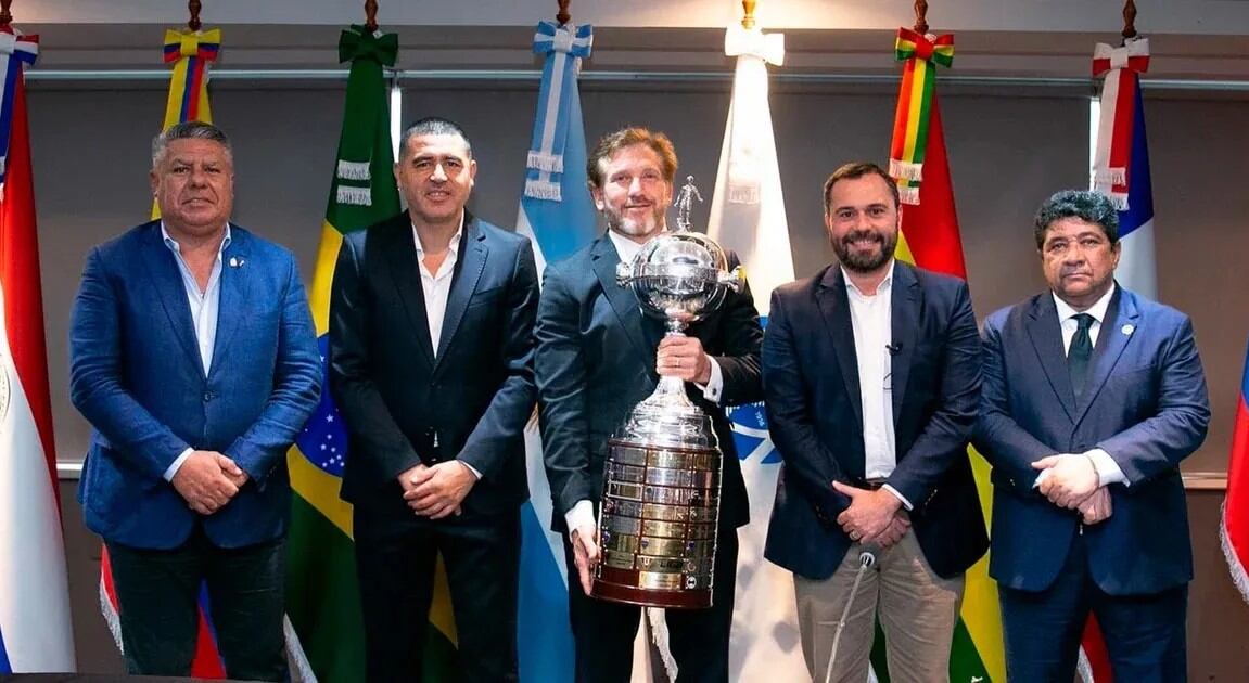 El presidente de la Conmebol, Alejandro Domínguez, junto a Juan Román Riquelme (Boca), y Mário Bittencourt (Fluminense), quienes estuvieron acompañados por los presidentes de la AFA, Claudio Tapia y la Confederación Brasileña de Fútbol, Ednaldo Rodrigues.