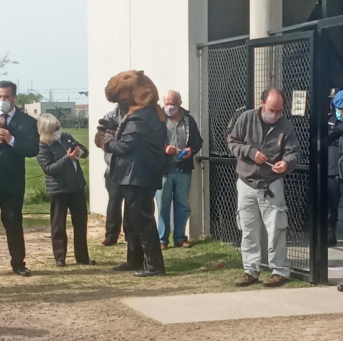 El "hombre carpincho" no se quiso sacar su disfraz en Nordelta y se fue sin votar.