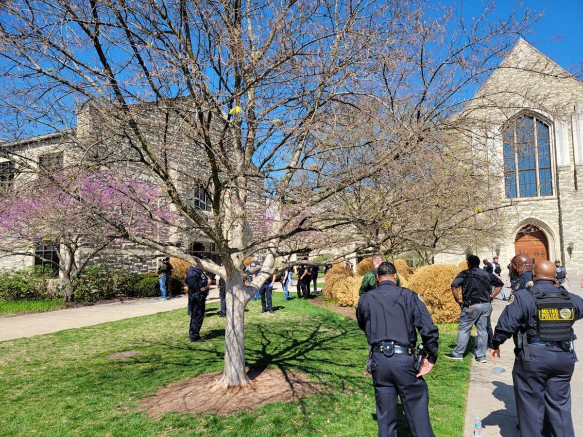 Un nuevo tiroteo conmueve a Estados Unidos: una mujer mató a tres menores y a tres adultos en una primaria