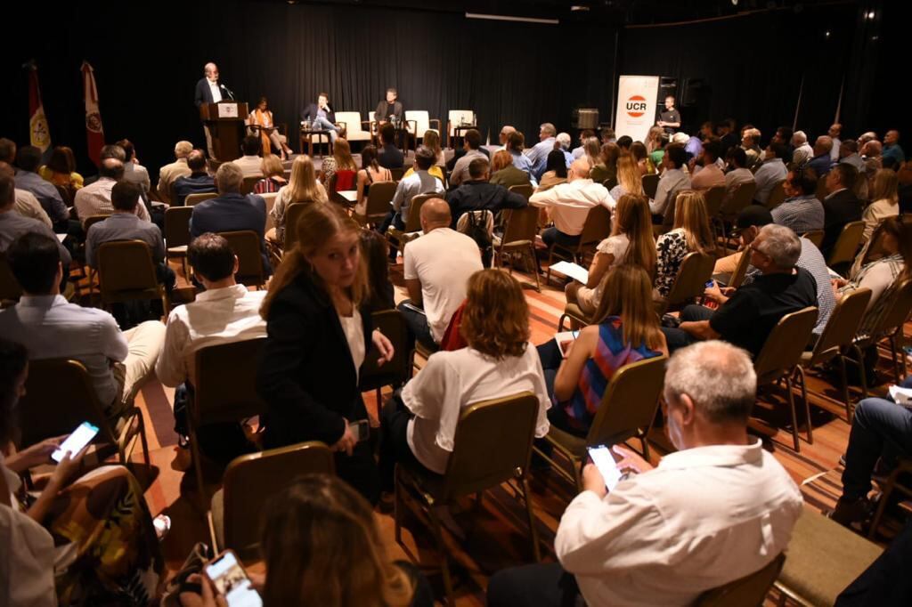 En el Centro de Convenciones de Los Silos Hotel, tuvo lugar un informe de la Mesa del Comité Nacional que dio paso a un enriquecedor debate sobre la agenda de la UCR y de Juntos por el Cambio y la estrategia y plan parlamentario para el corriente año.