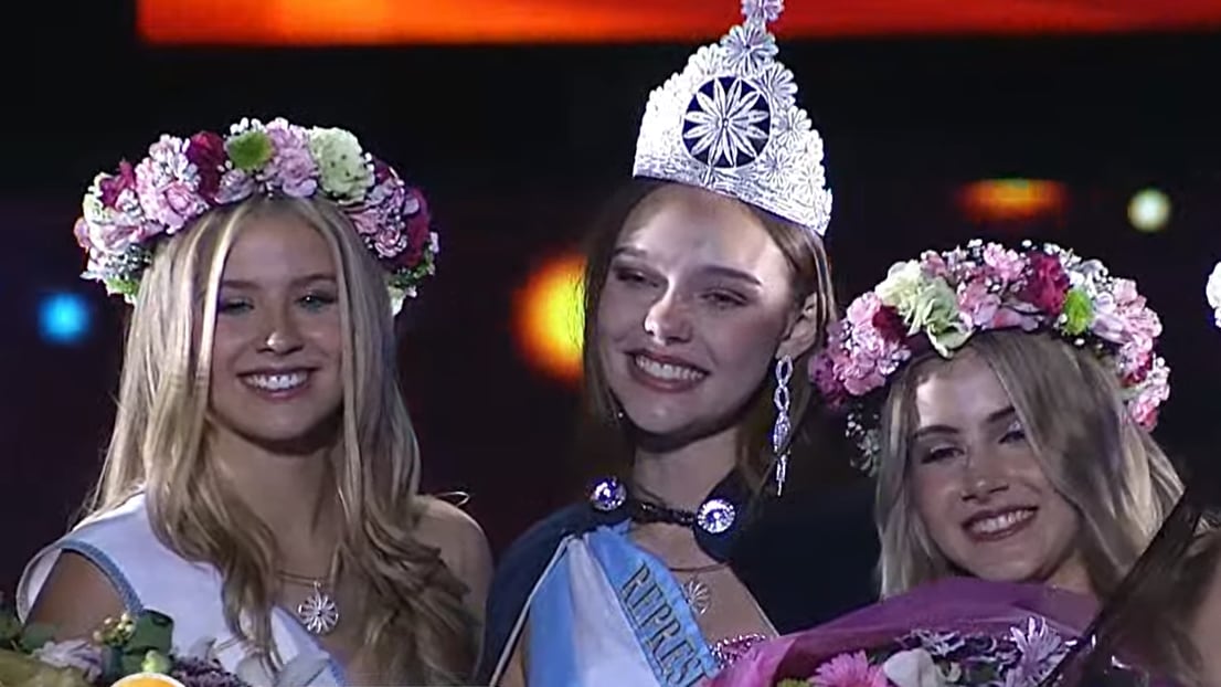 Martina Rauschenberger, de La Pampa; acompañada por Emilia Fainberg Reule, de Chubut (izq.); y Valentina Kaczurek, de Misiones (der.)