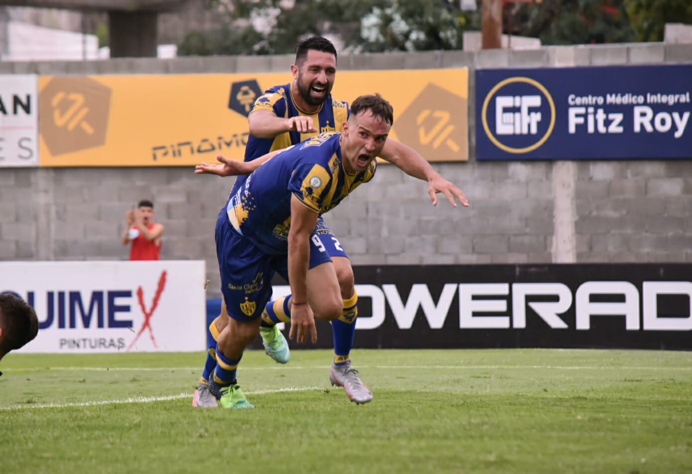 El delantero Gonzalo Klusener grita su gol ante Belgrano, para Atlanta. (Prensa Atlanta).