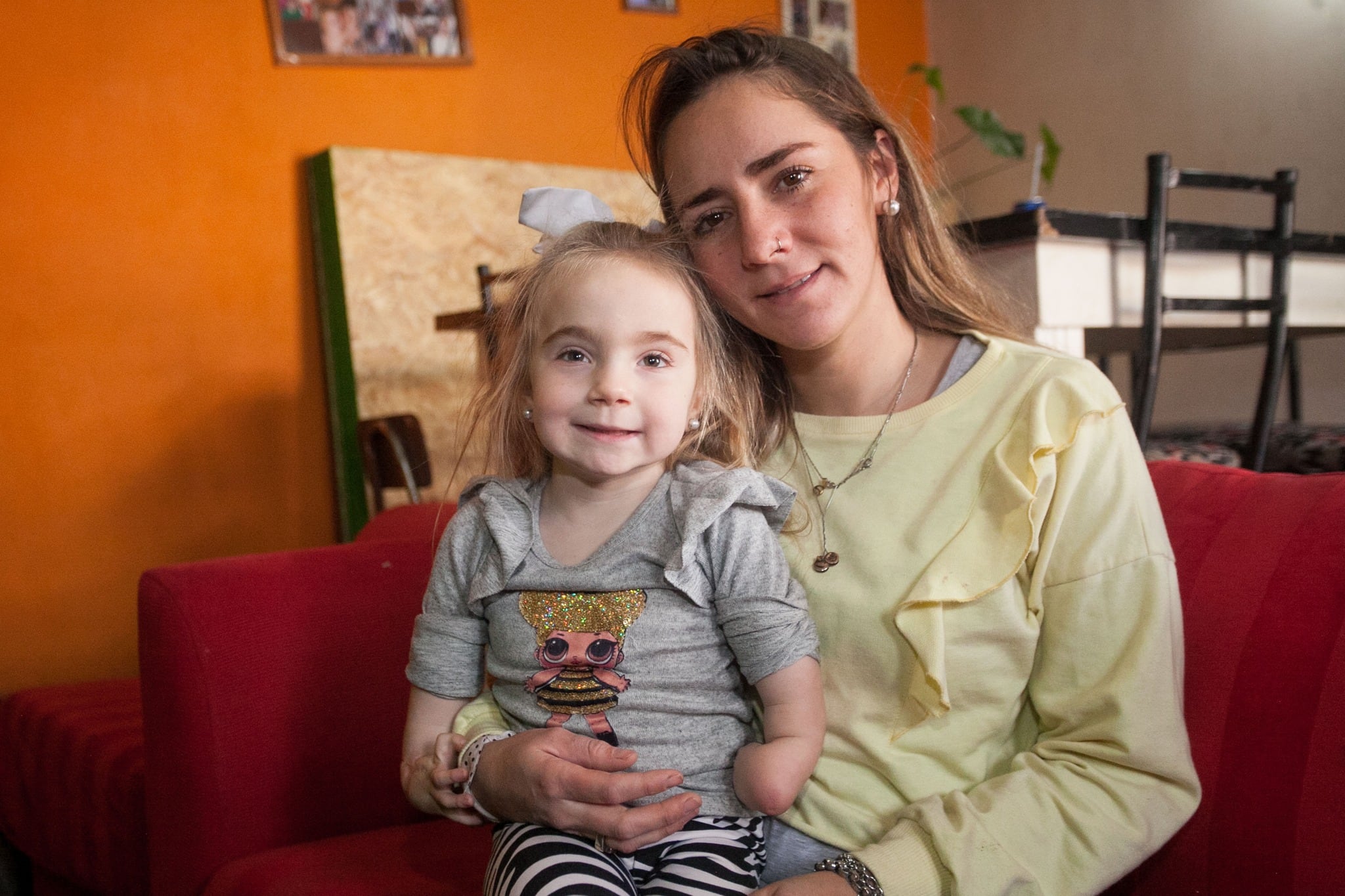 Juanita junto a su mamá Ruth.