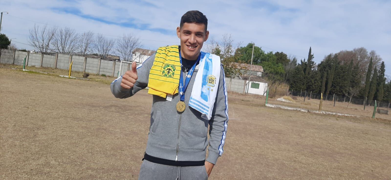 Nahuel Molina en una visita a Embalse tras la Copa América.