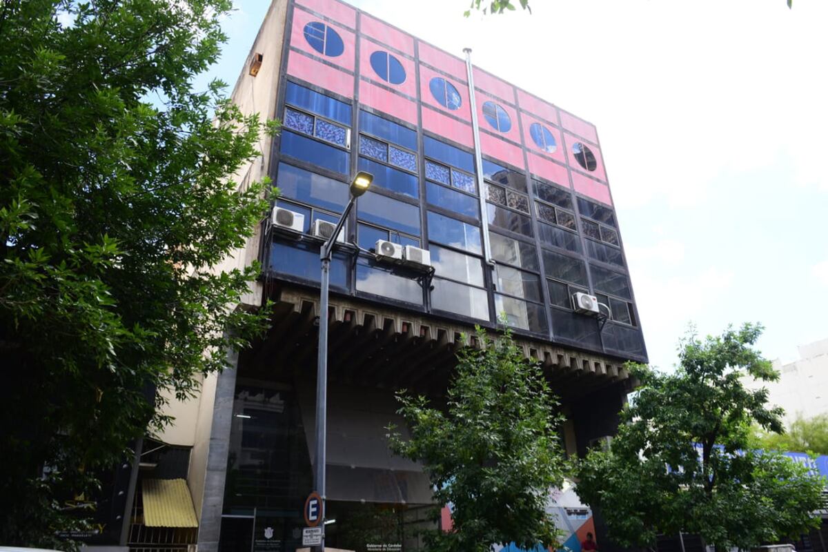 Susto en Córdoba: se incendió el edificio del Ministerio de Educación y evacuaron a más de 60 personas