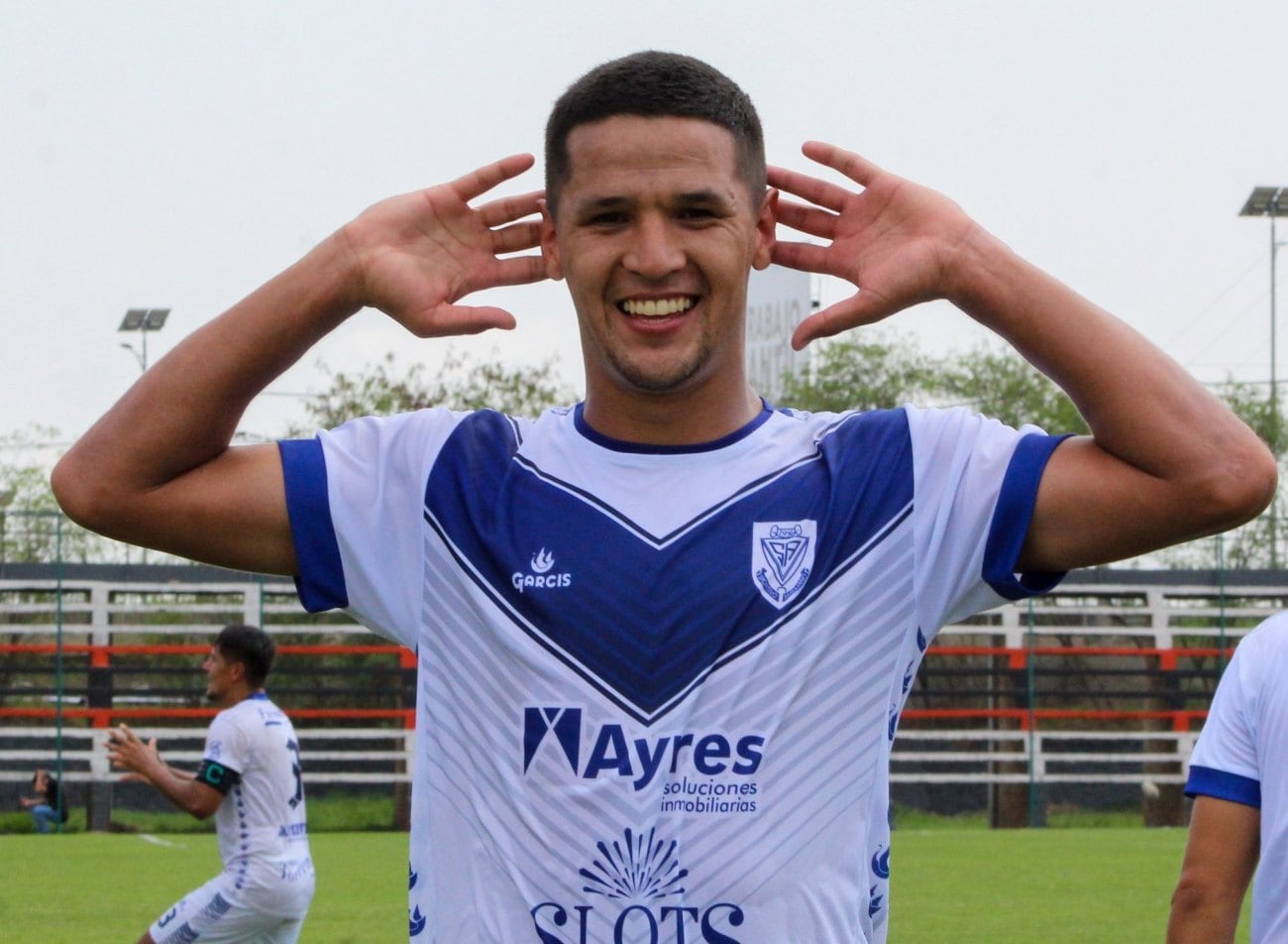 Alex Arce festejando un gol con Sportivo Ameliano