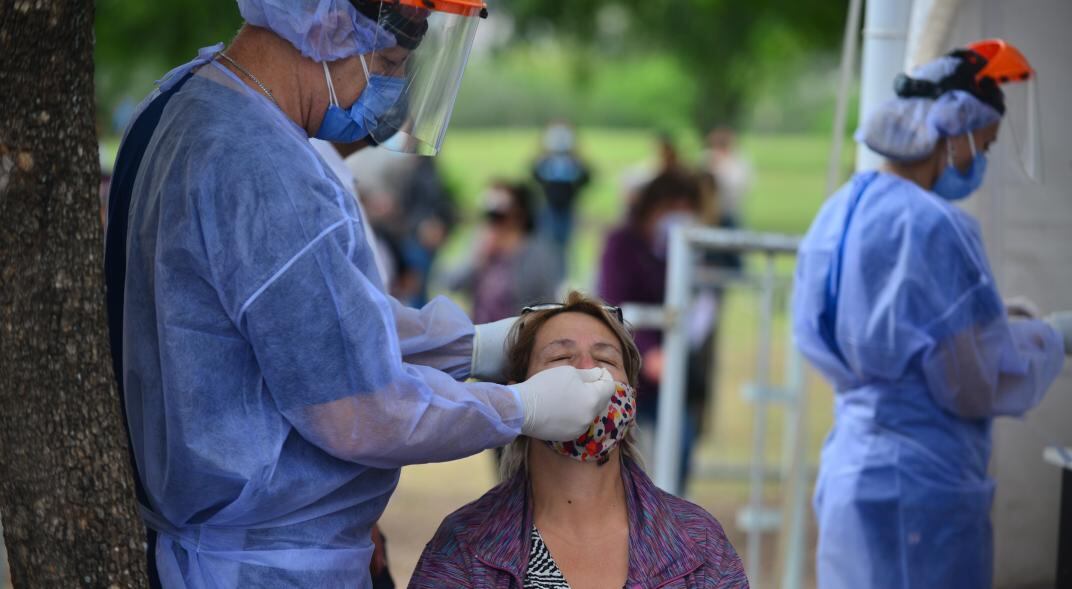 Largas filas para testearse durante Semana Santa en Córdoba (José Hernández)