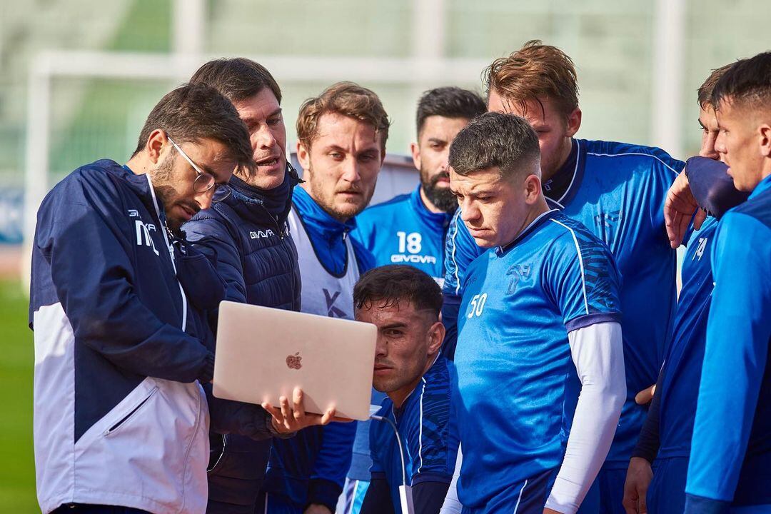 Mariano Levisman, joven entrenador cordobés que estuvo en Barrio Parque y asumió junto al "Cacique" Medina en Granada de España. (Instagram Mariano Levisman).