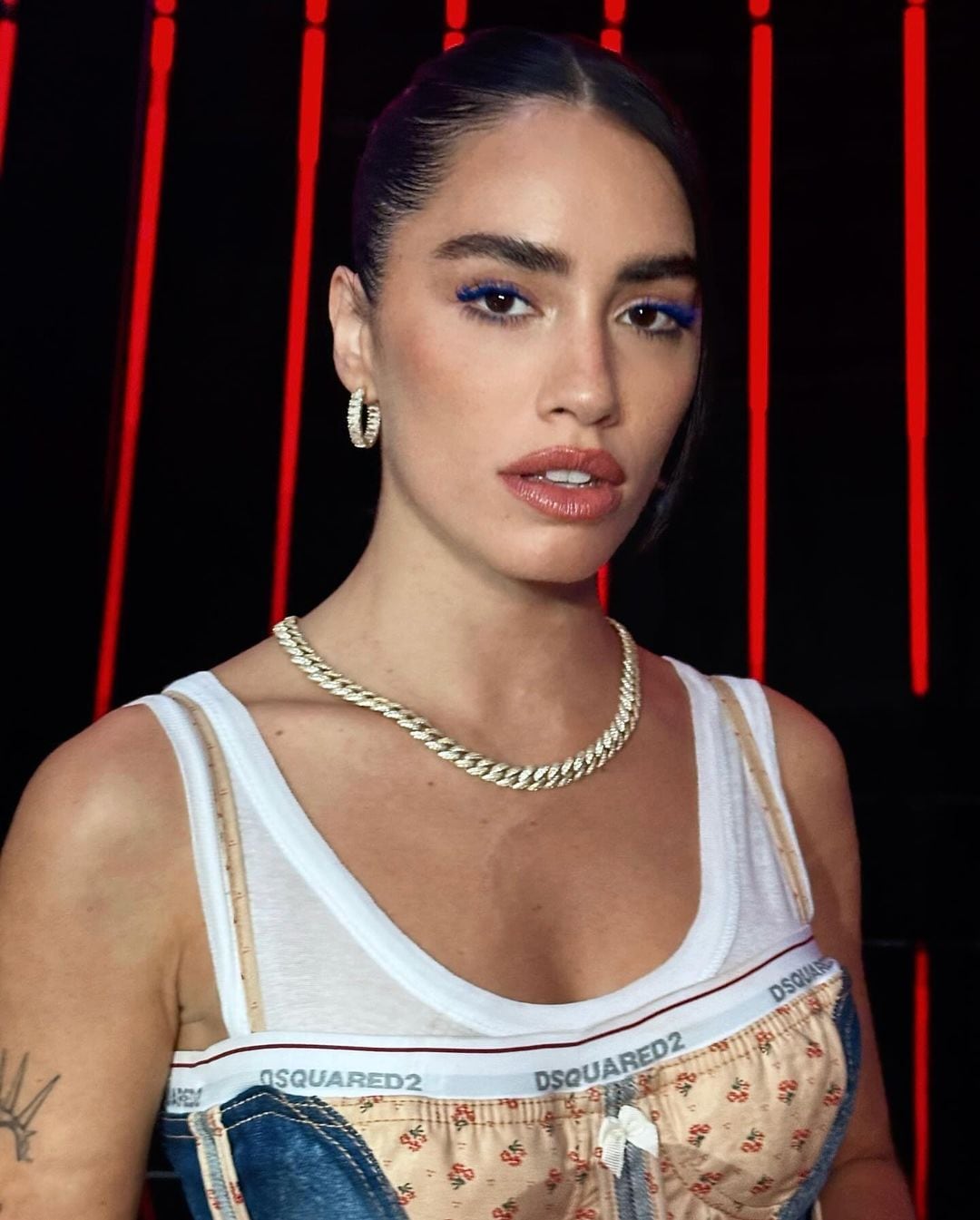 Corset y denim: Lali brilló con un look noventero en Factor X de España