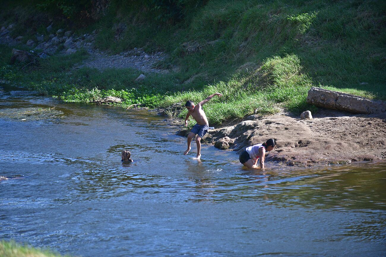 Calor en Córdoba gente bañandose en la suquia frente a la isla de los patos ( Ramiro Pereyra / La Voz) 