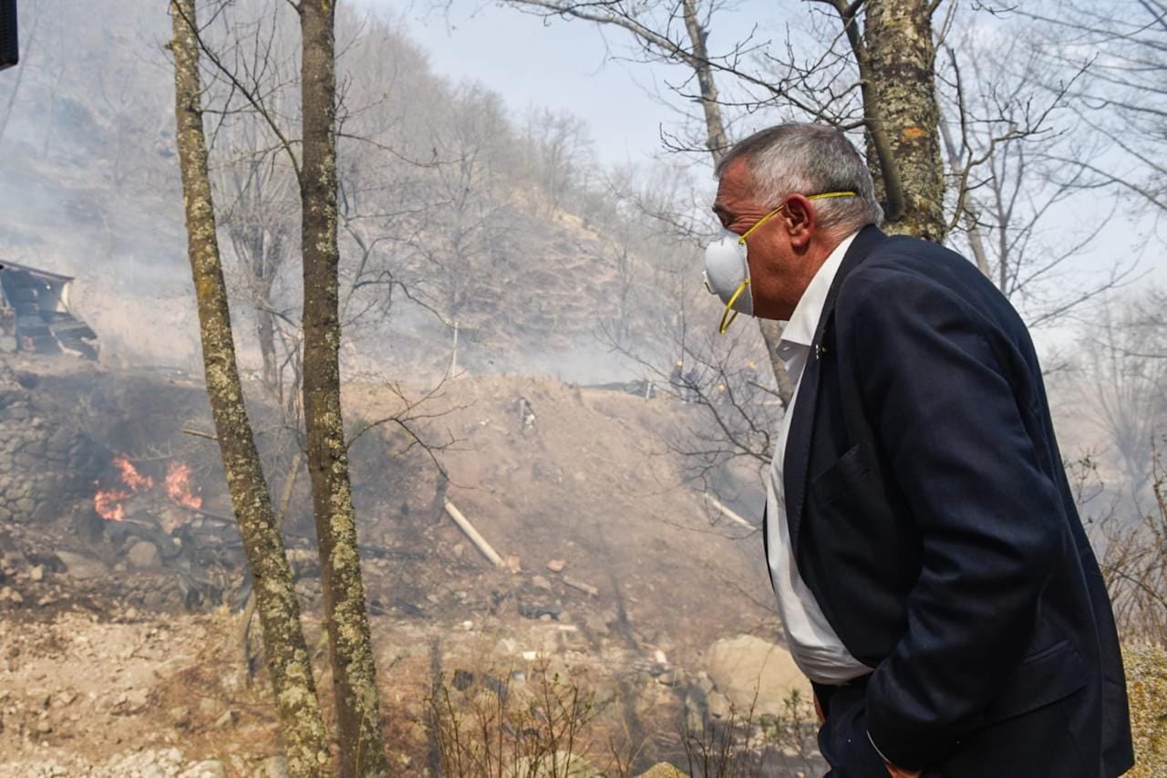 Se está trabajando intensamente para controlar los focos de incendio, teniendo en cuenta las dificultades que presenta la alta montaña y las adversidades climáticas".