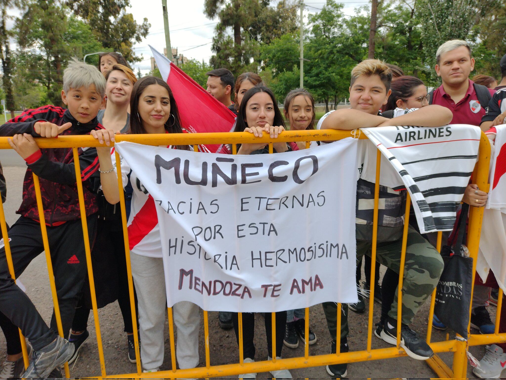 Los hinchas de River mendocinos se despiden del Muñeco Gallardo.