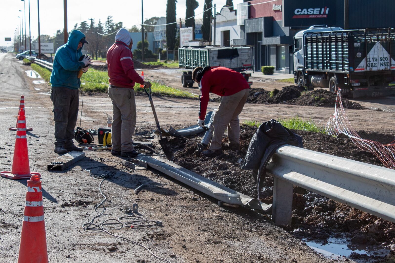 Obras Públicas de Tres Arroyos trabaja en la readecuación de bajadas de la Ruta Nº 3