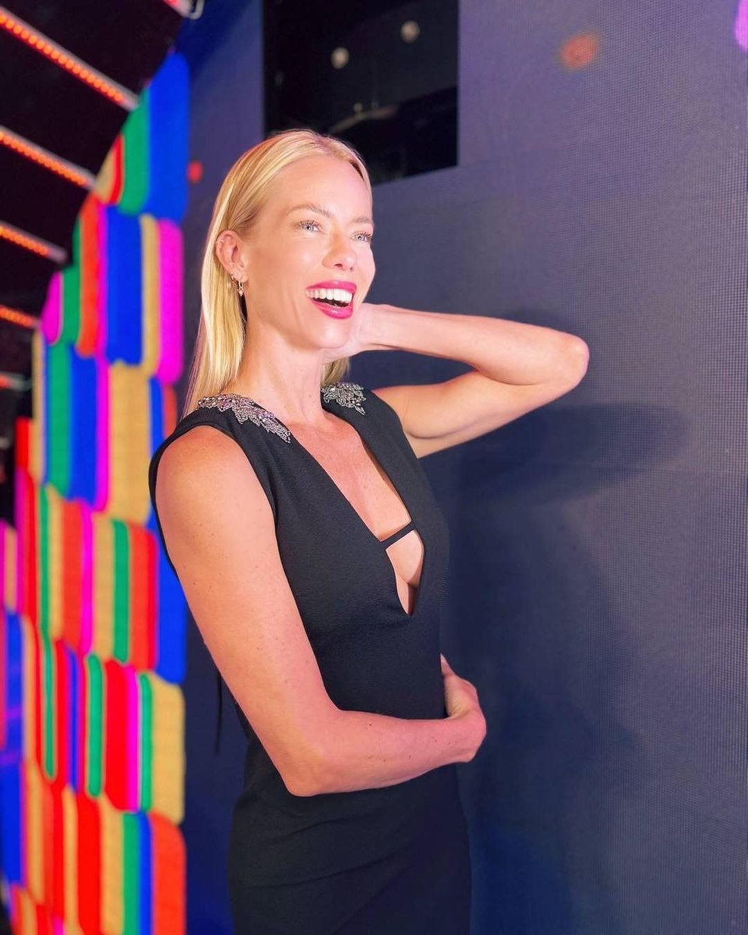 Nicole Neumann y un look “total black” del infarto: vestido “cut-out”, brillos y tacos.