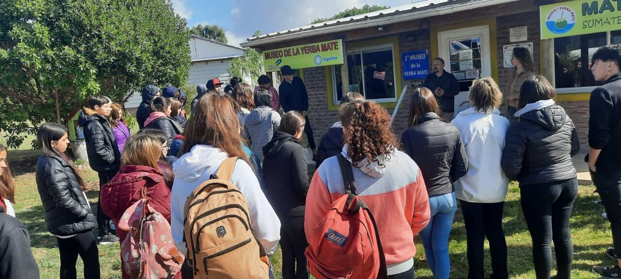 Alumnos de la Secundaria N° 2 de Tres Arroyos visitaron Reta