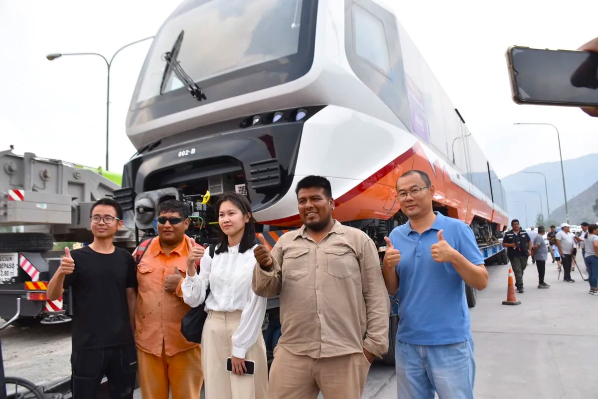 Técnicos chinos llegaron a Jujuy acompañando las duplas fabricadas por la compañía CRRC Tangshan Co., Ltd. en la planta de Jiangsu, provincia situada al este de China.