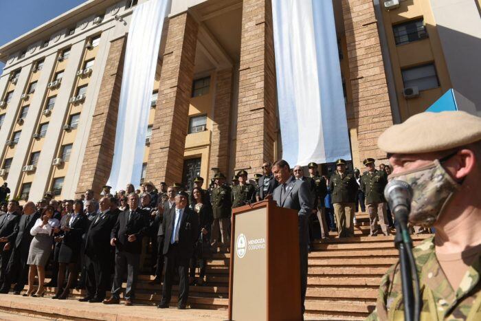 El acto oficial en Mendoza por los 40 años del desembarco en Malvinas fue en la explanada de la Casa de Gobierno.