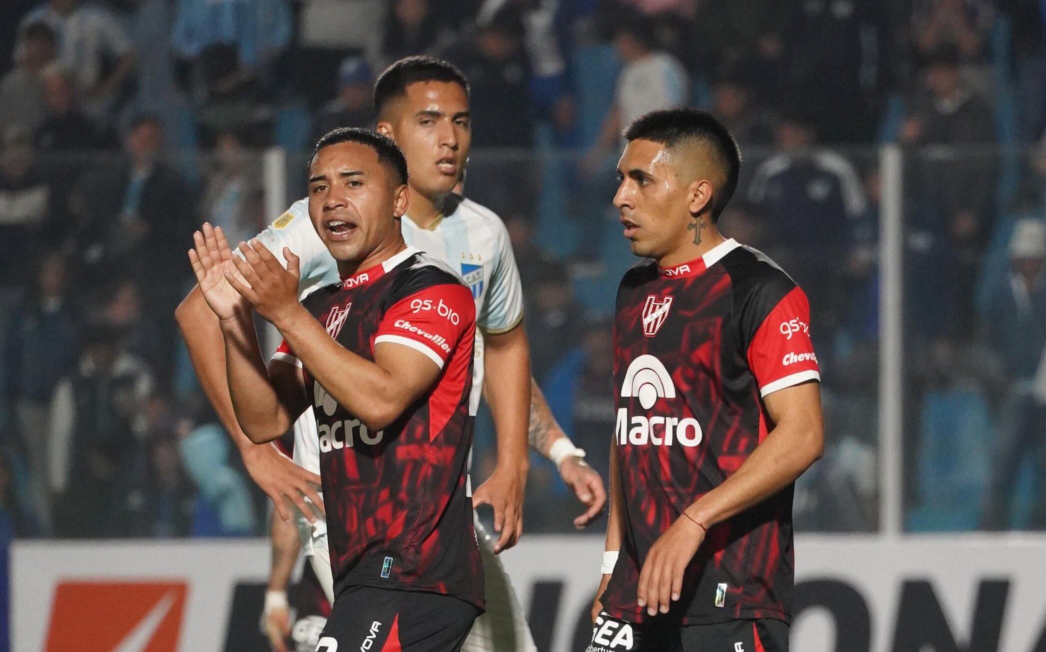 Damián Puebla y Jonás Acevedo, en la derrota de Instituto ante Atlético Tucumán en la Liga Profesional. (Prensa Instituto)